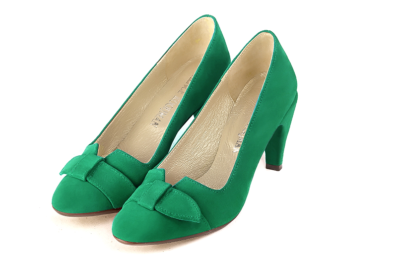 French elegance and refinement for these emerald green dress pumps, with a knot on the front, 
                available in many subtle leather and colour combinations. Possibility to customize with your colors, materials and heels.
With its original cutout, this pretty fitted pump
will render you great services, combining comfort and distinction. 
                Matching clutches for parties, ceremonies and weddings.   
                You can customize these shoes to perfectly match your tastes or needs, and have a unique model.  
                Choice of leathers, colours, knots and heels. 
                Wide range of materials and shades carefully chosen.  
                Rich collection of flat, low, mid and high heels.  
                Small and large shoe sizes - Florence KOOIJMAN